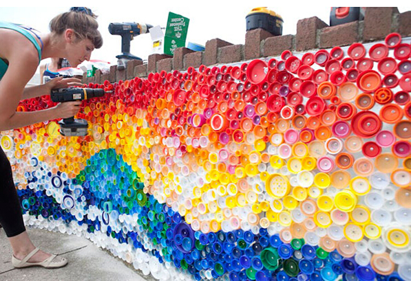 废弃塑料瓶盖制作彩色围墙 